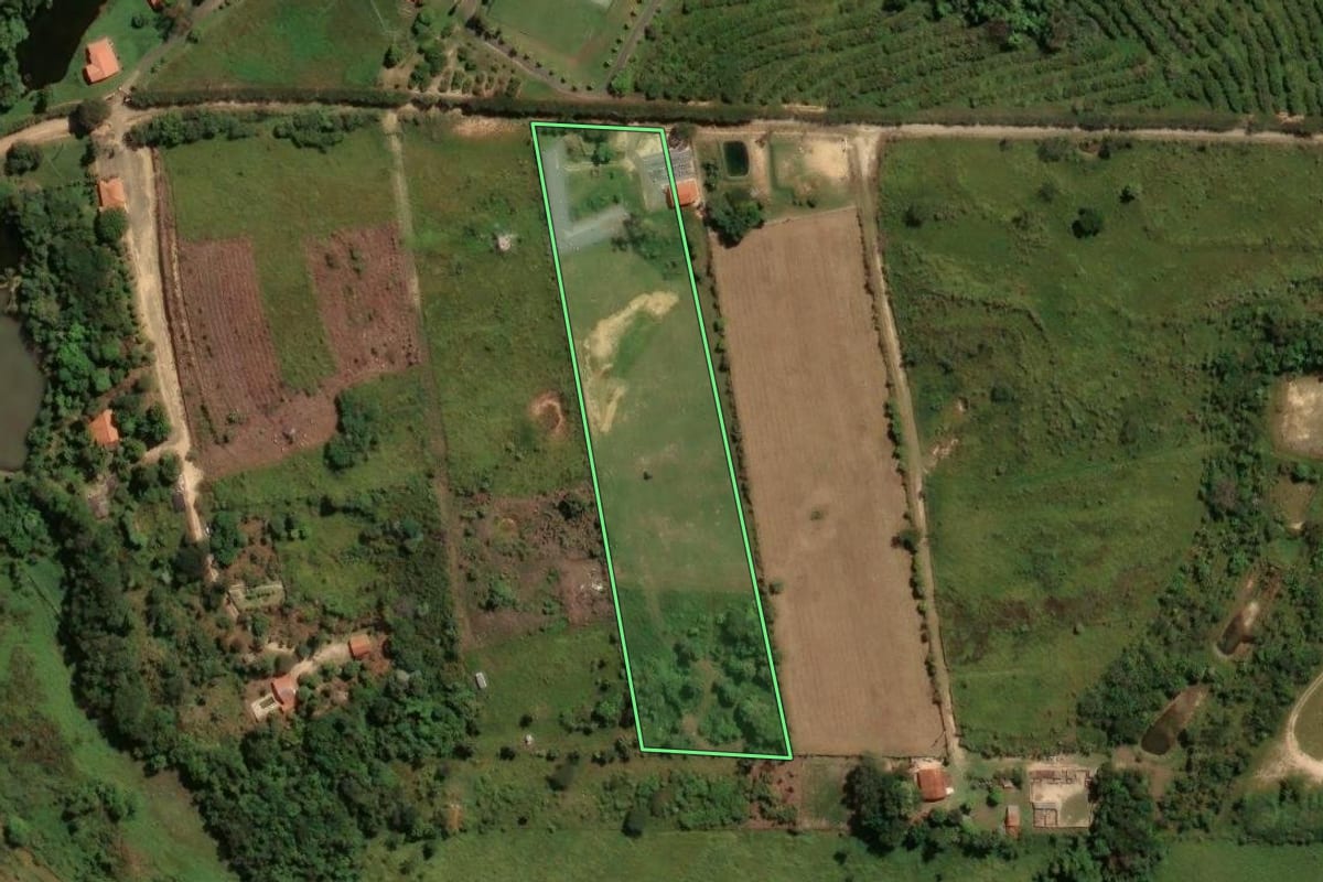 Imagem de satélite do imóvel rural em Artur Nogueira (SP), com o contorno declarado no CAR desenhado por cima.