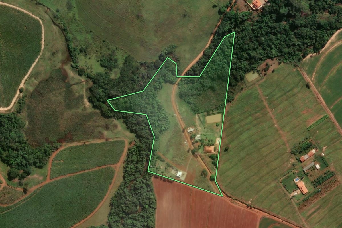 Imagem de satélite do imóvel rural em Artur Nogueira (SP), com o contorno declarado no CAR desenhado por cima.