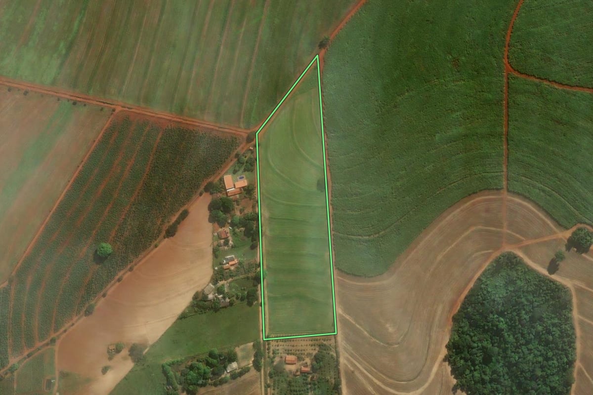 Imagem de satélite do imóvel rural em Artur Nogueira (SP), com o contorno declarado no CAR desenhado por cima.