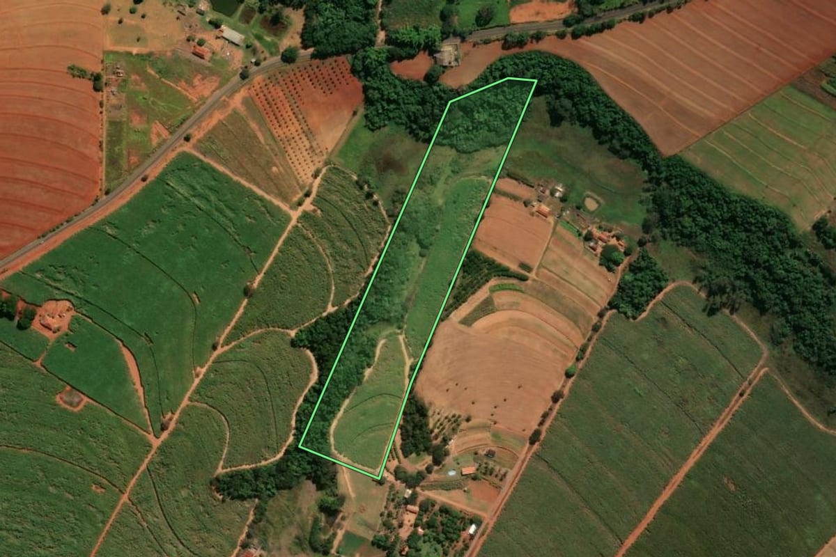 Imagem de satélite do imóvel rural em Artur Nogueira (SP), com o contorno declarado no CAR desenhado por cima.