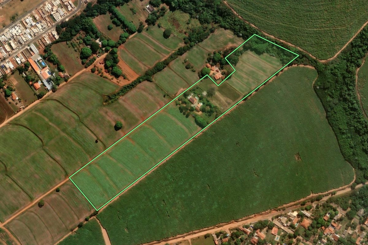 Imagem de satélite do imóvel rural em Artur Nogueira (SP), com o contorno declarado no CAR desenhado por cima.