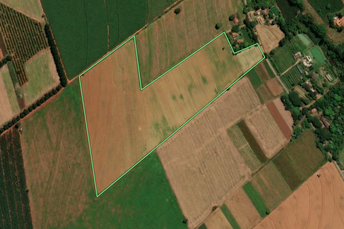 Imagem de satélite do imóvel rural em Artur Nogueira (SP), com o contorno declarado no CAR desenhado por cima.