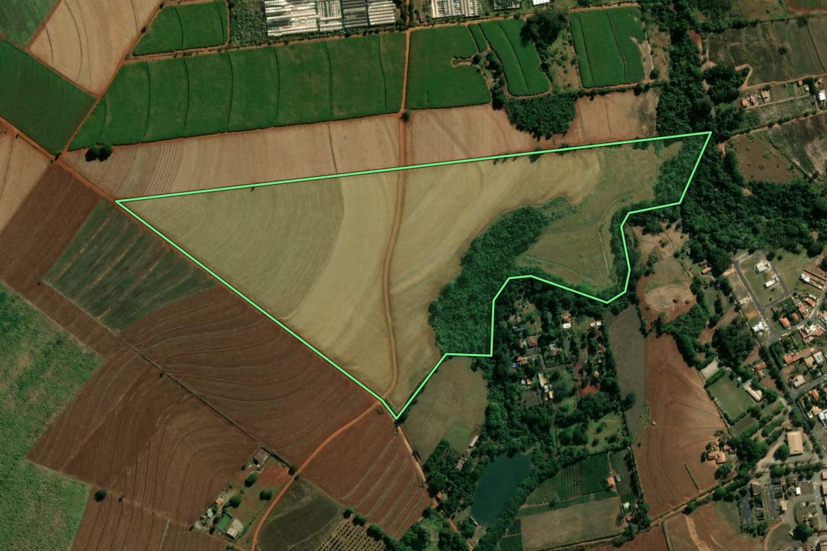 Imagem de satélite do imóvel rural em Artur Nogueira (SP), com o contorno declarado no CAR desenhado por cima.