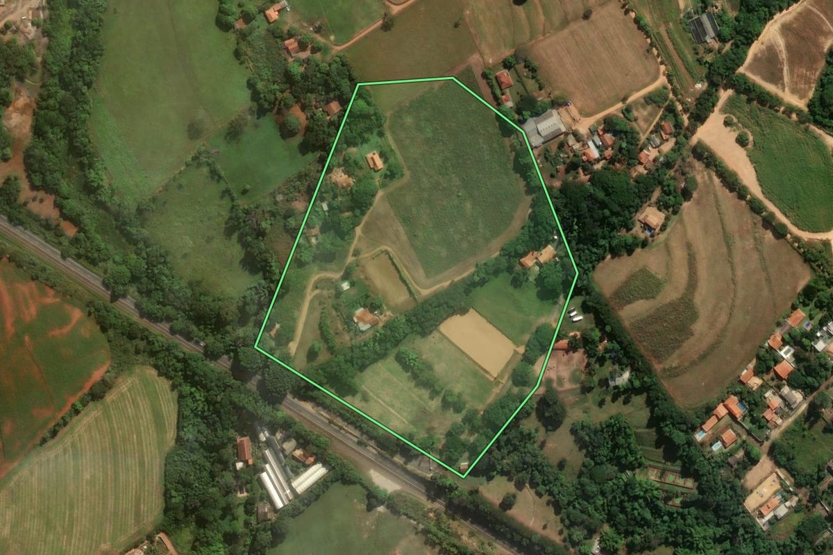 Imagem de satélite do imóvel rural em Artur Nogueira (SP), com o contorno declarado no CAR desenhado por cima.