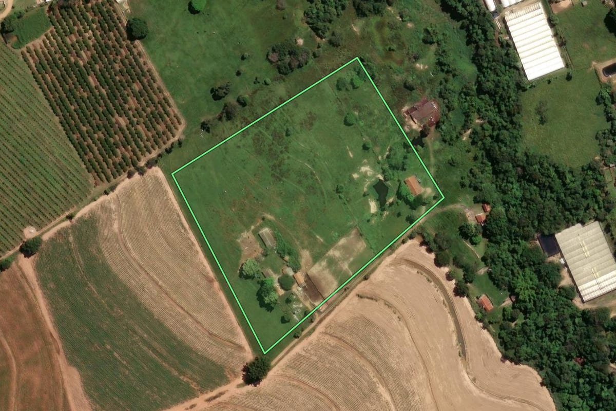 Imagem de satélite do imóvel rural em Artur Nogueira (SP), com o contorno declarado no CAR desenhado por cima.