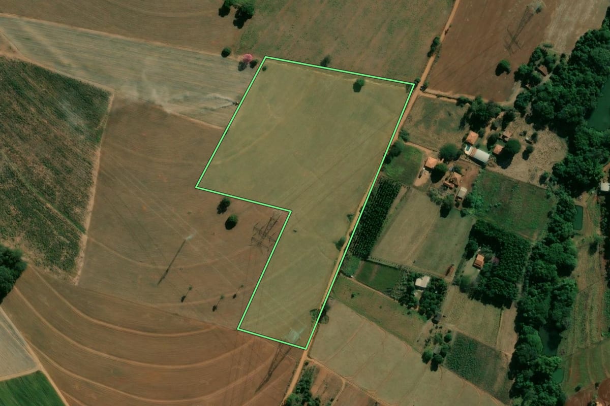 Imagem de satélite do imóvel rural em Artur Nogueira (SP), com o contorno declarado no CAR desenhado por cima.