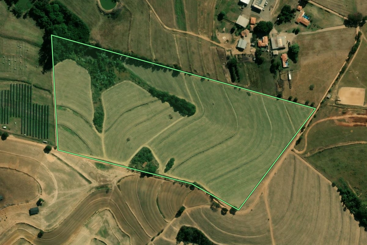 Imagem de satélite do imóvel rural em Artur Nogueira (SP), com o contorno declarado no CAR desenhado por cima.
