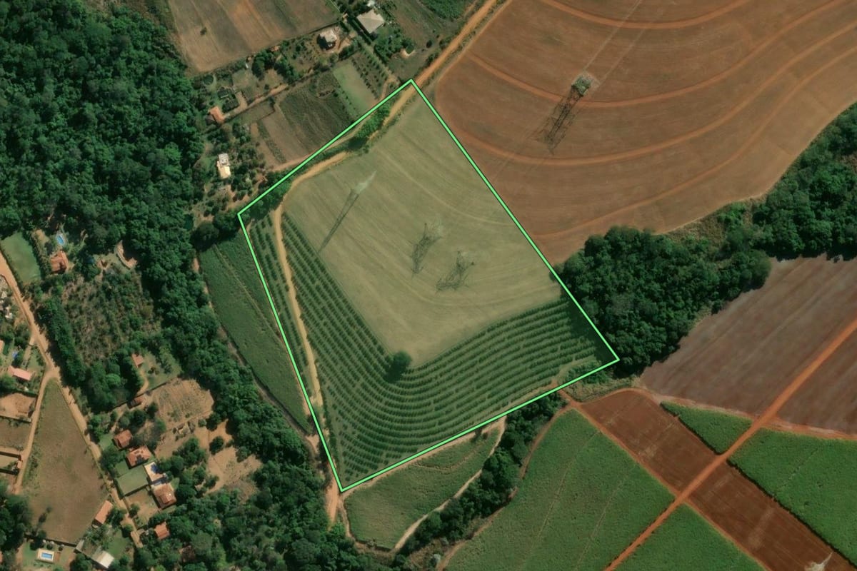 Imagem de satélite do imóvel rural em Artur Nogueira (SP), com o contorno declarado no CAR desenhado por cima.