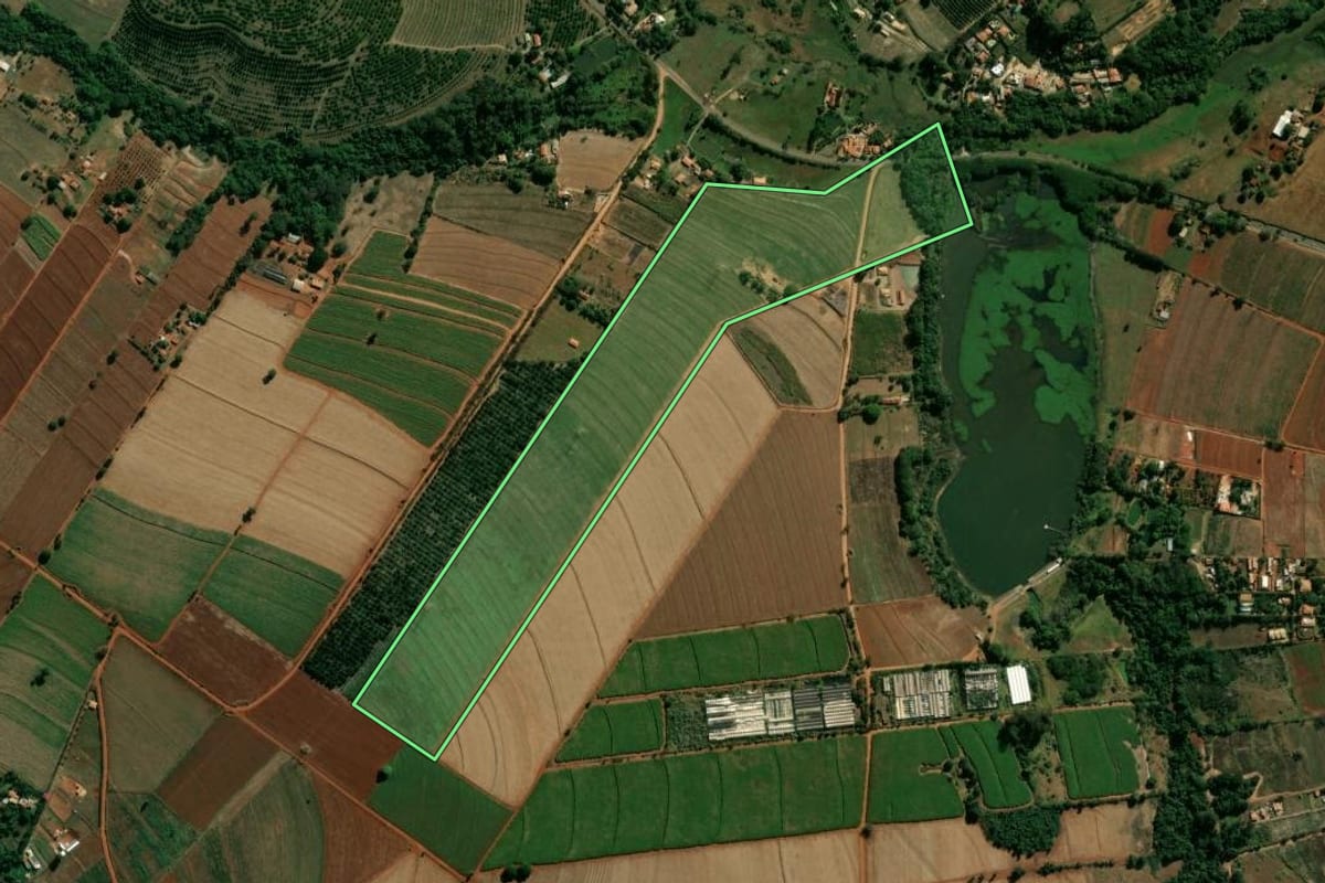 Imagem de satélite do imóvel rural em Artur Nogueira (SP), com o contorno declarado no CAR desenhado por cima.