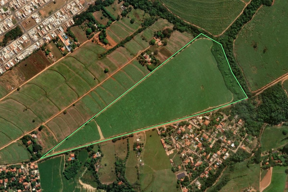 Imagem de satélite do imóvel rural em Artur Nogueira (SP), com o contorno declarado no CAR desenhado por cima.