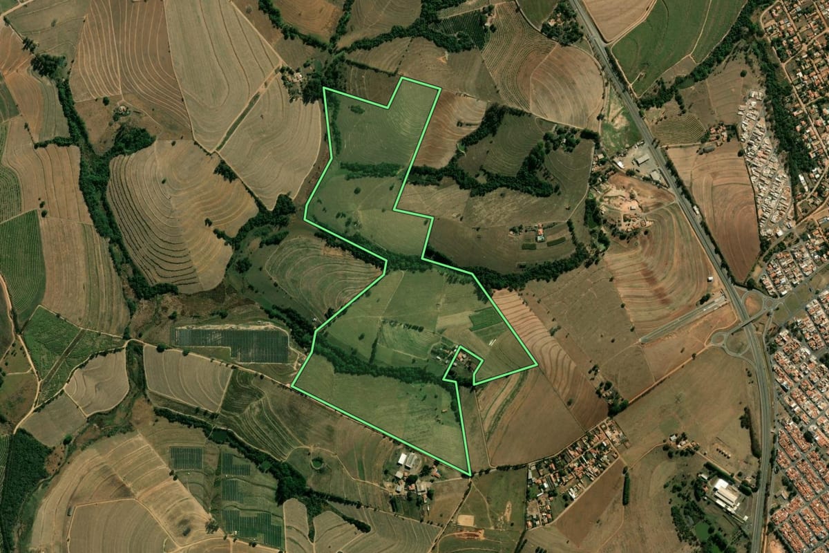 Imagem de satélite do imóvel rural em Artur Nogueira (SP), com o contorno declarado no CAR desenhado por cima.