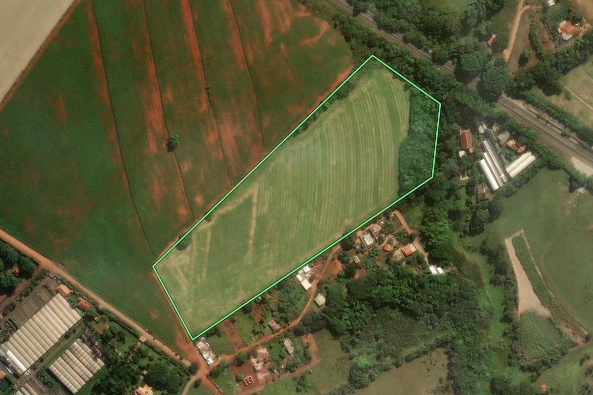 Imagem de satélite do imóvel rural em Artur Nogueira (SP), com o contorno declarado no CAR desenhado por cima.