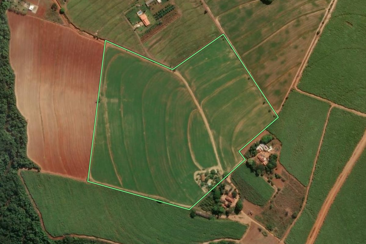 Imagem de satélite do imóvel rural em Artur Nogueira (SP), com o contorno declarado no CAR desenhado por cima.