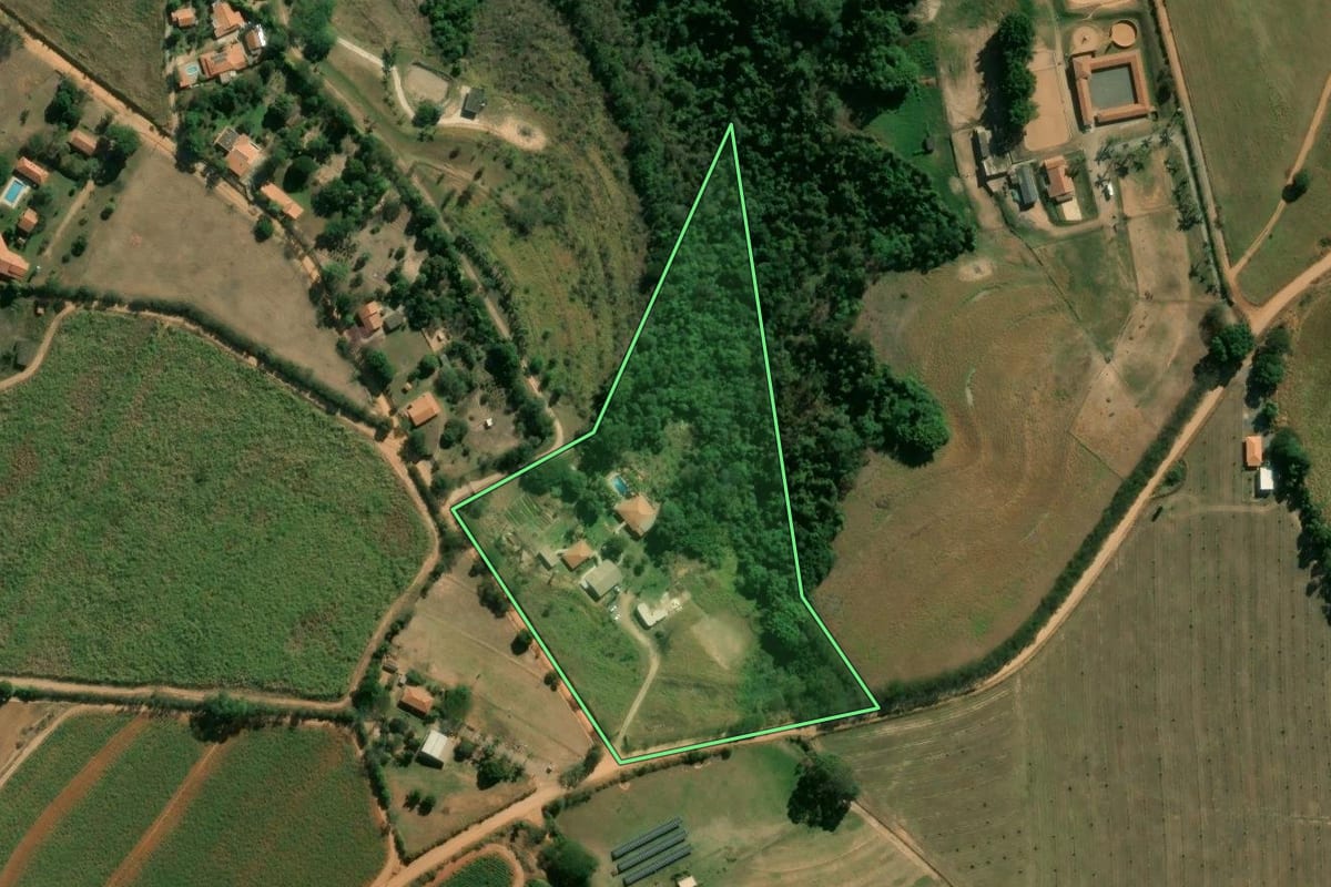 Imagem de satélite do imóvel rural em Artur Nogueira (SP), com o contorno declarado no CAR desenhado por cima.