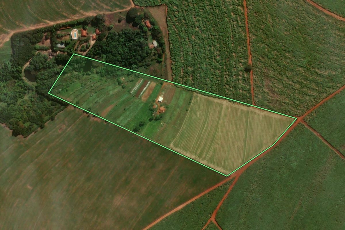 Imagem de satélite do imóvel rural em Artur Nogueira (SP), com o contorno declarado no CAR desenhado por cima.