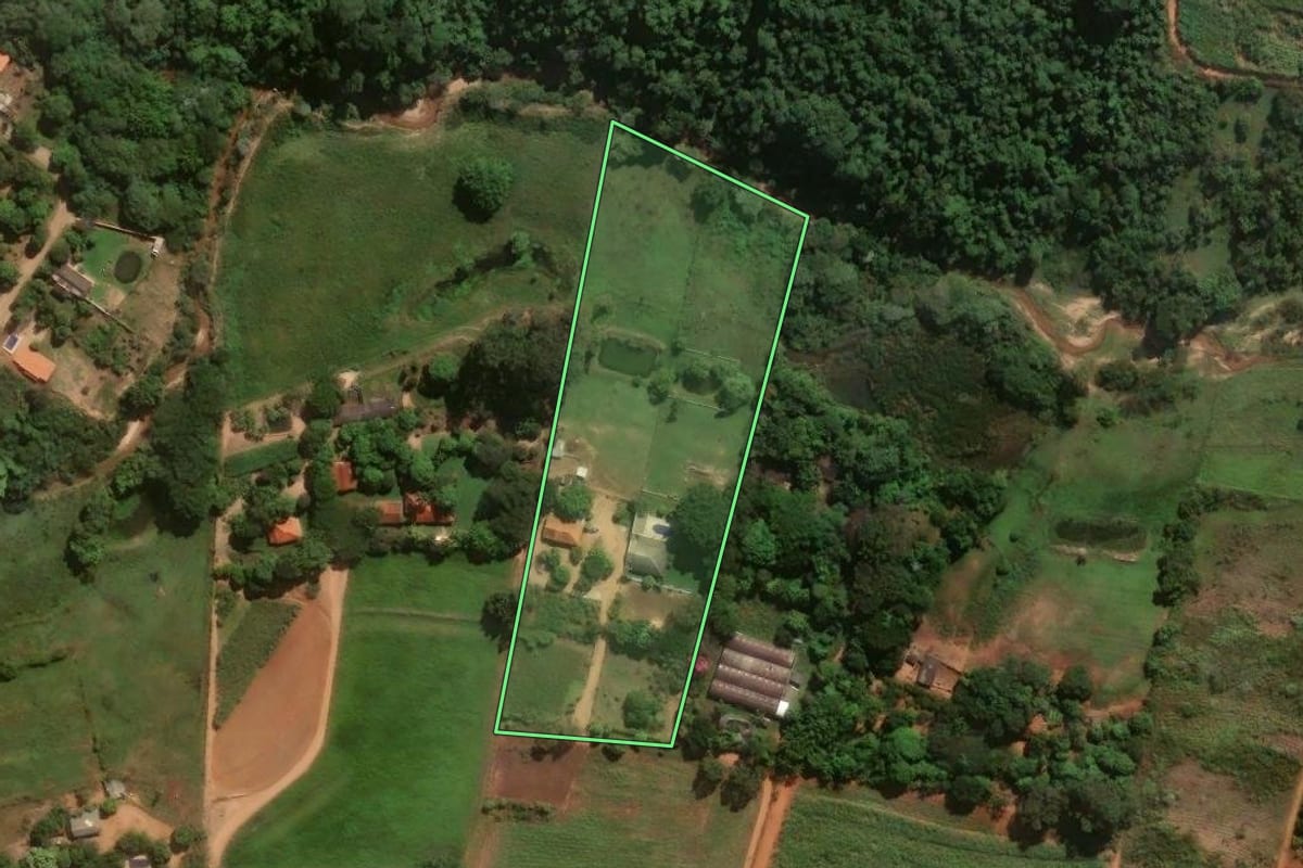 Imagem de satélite do imóvel rural em Artur Nogueira (SP), com o contorno declarado no CAR desenhado por cima.