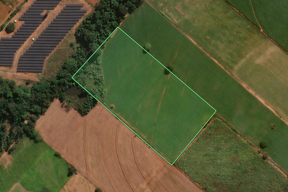 Imagem de satélite do imóvel rural em Artur Nogueira (SP), com o contorno declarado no CAR desenhado por cima.