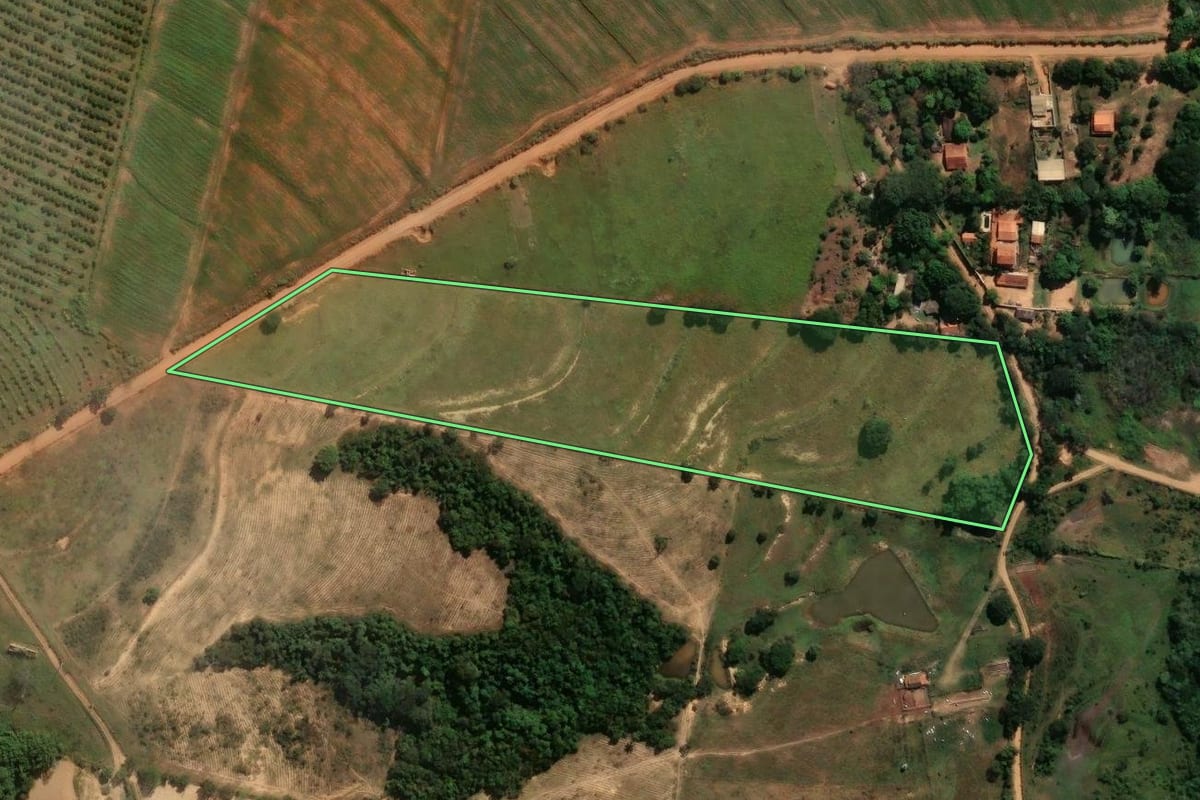 Imagem de satélite do imóvel rural em Artur Nogueira (SP), com o contorno declarado no CAR desenhado por cima.