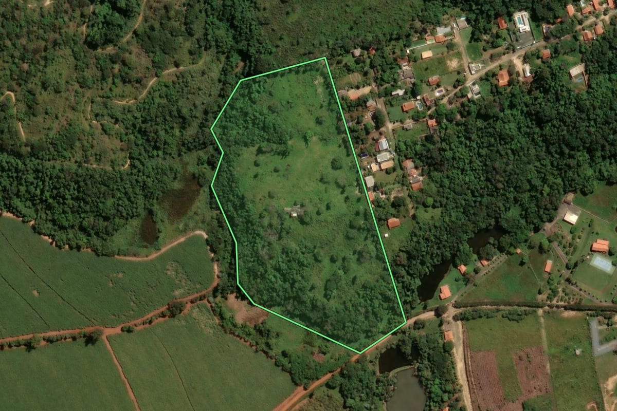 Imagem de satélite do imóvel rural em Artur Nogueira (SP), com o contorno declarado no CAR desenhado por cima.