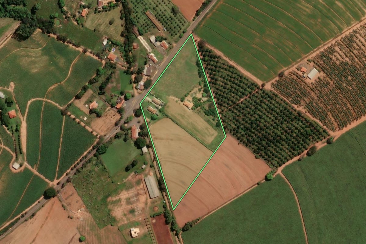 Imagem de satélite do imóvel rural em Artur Nogueira (SP), com o contorno declarado no CAR desenhado por cima.