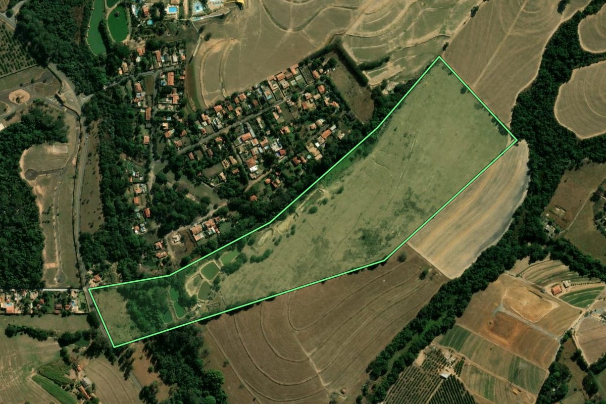 Imagem de satélite do imóvel rural em Artur Nogueira (SP), com o contorno declarado no CAR desenhado por cima.