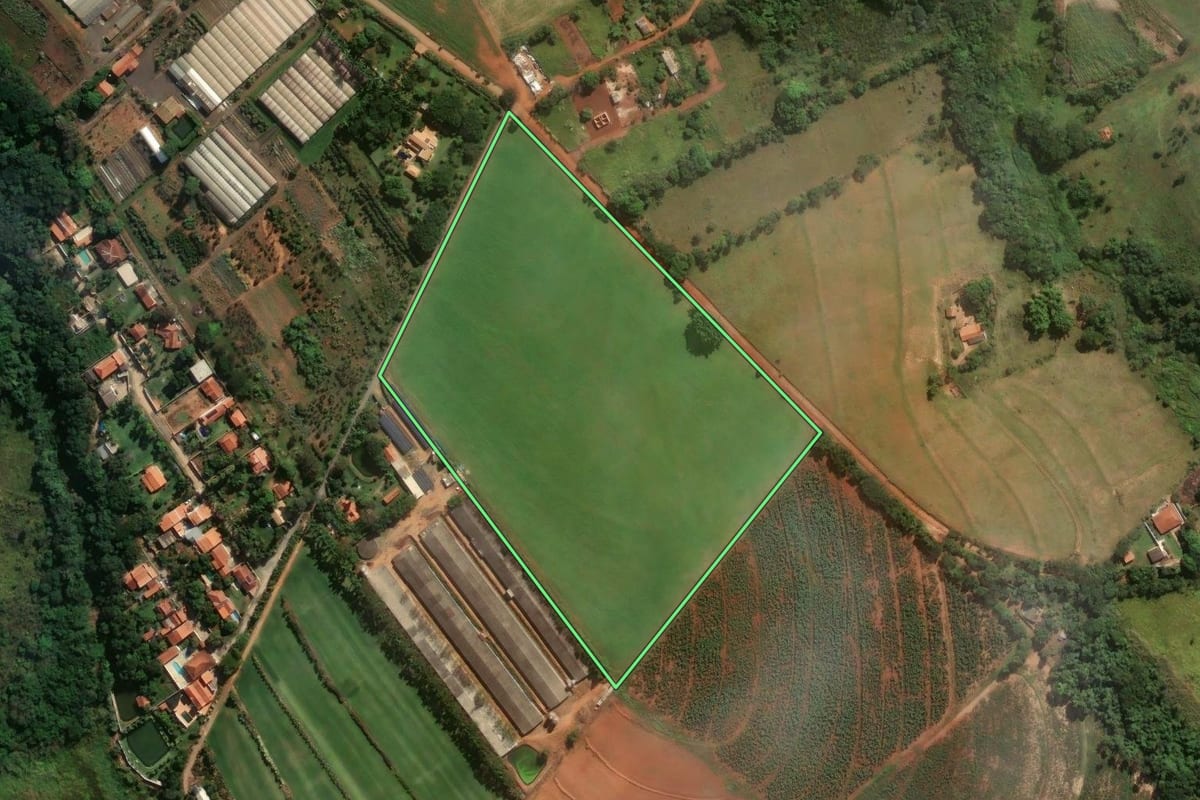 Imagem de satélite do imóvel rural em Artur Nogueira (SP), com o contorno declarado no CAR desenhado por cima.