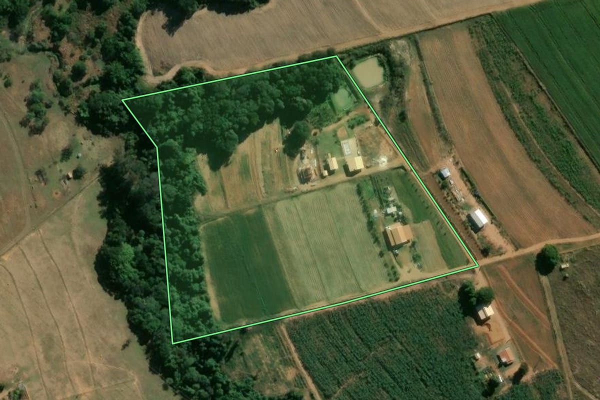 Imagem de satélite do imóvel rural em Artur Nogueira (SP), com o contorno declarado no CAR desenhado por cima.