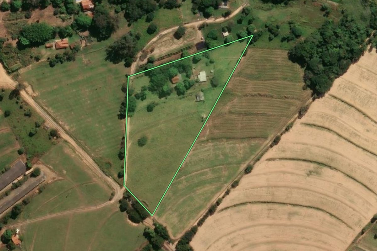 Imagem de satélite do imóvel rural em Artur Nogueira (SP), com o contorno declarado no CAR desenhado por cima.