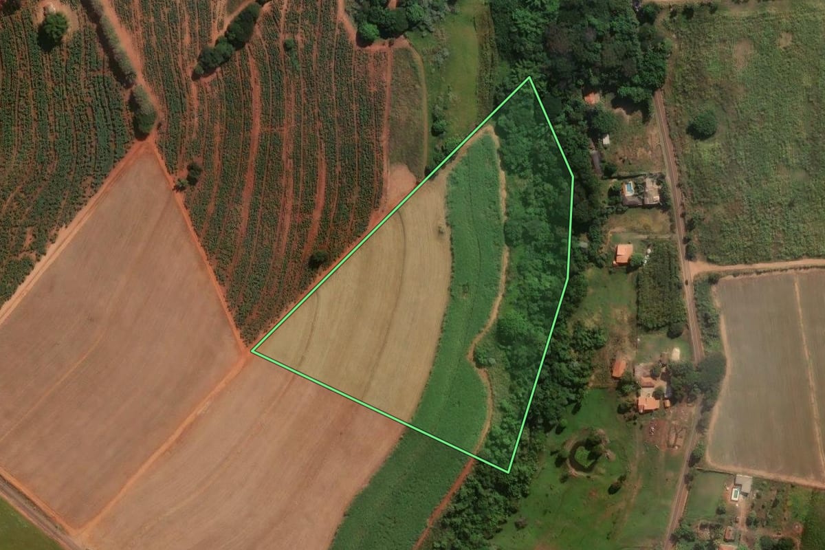 Imagem de satélite do imóvel rural em Artur Nogueira (SP), com o contorno declarado no CAR desenhado por cima.