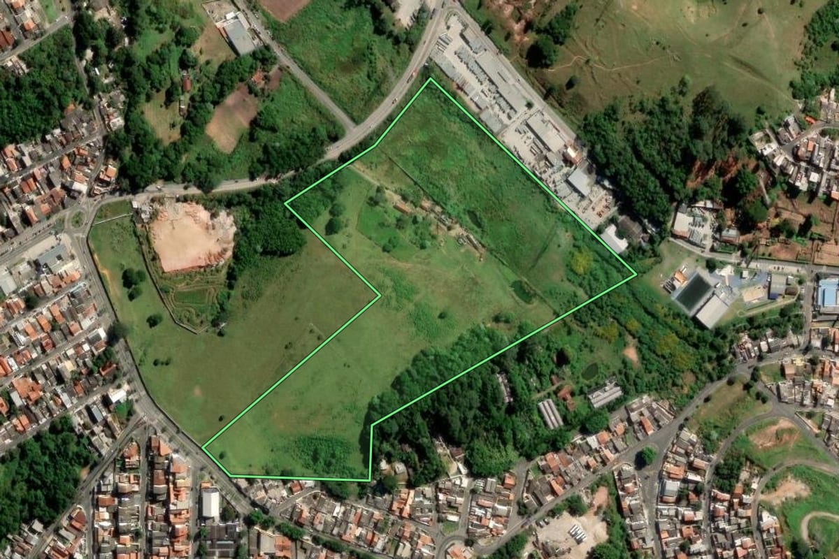 Imagem de satélite do imóvel rural em Arujá (SP), com o contorno declarado no CAR desenhado por cima.