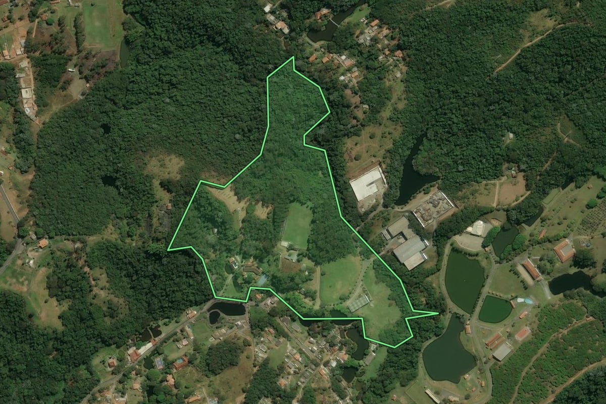 Imagem de satélite do imóvel rural em Arujá (SP), com o contorno declarado no CAR desenhado por cima.