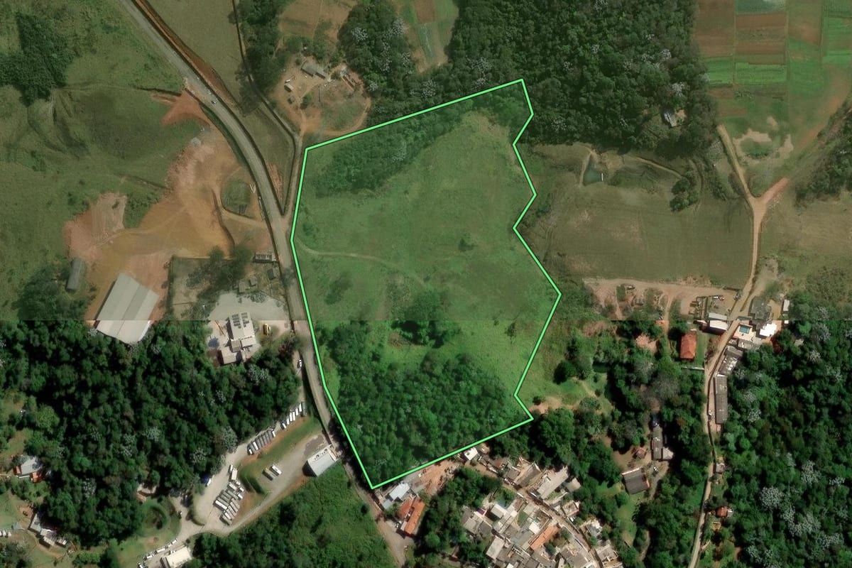 Imagem de satélite do imóvel rural em Arujá (SP), com o contorno declarado no CAR desenhado por cima.