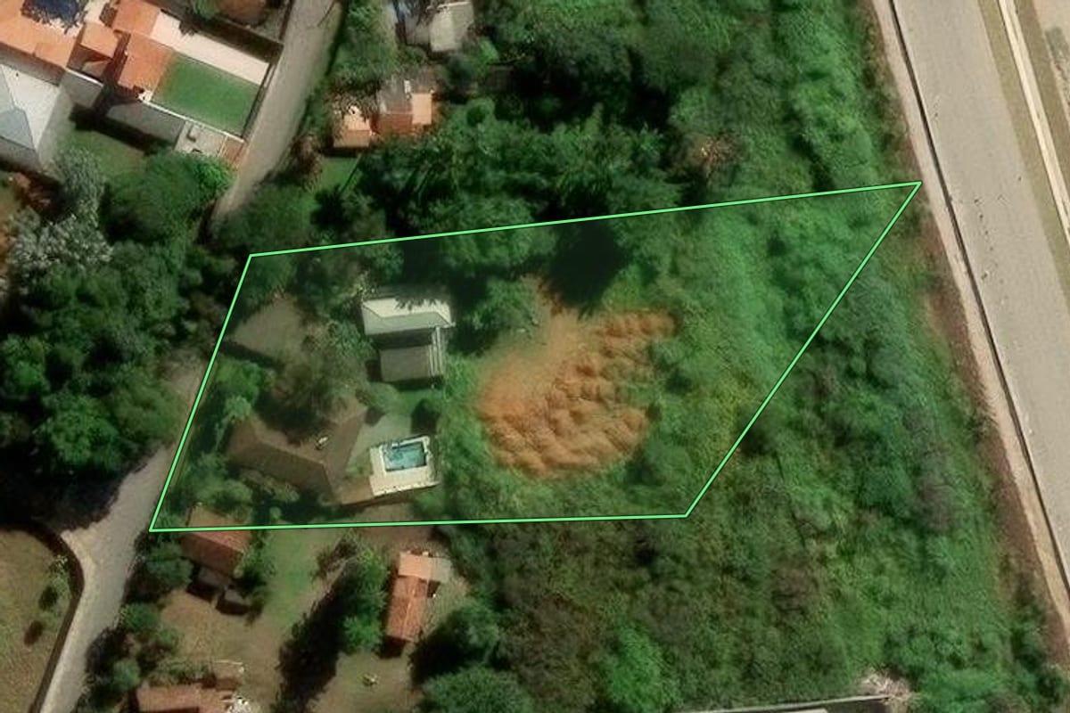 Imagem de satélite do imóvel rural em Arujá (SP), com o contorno declarado no CAR desenhado por cima.