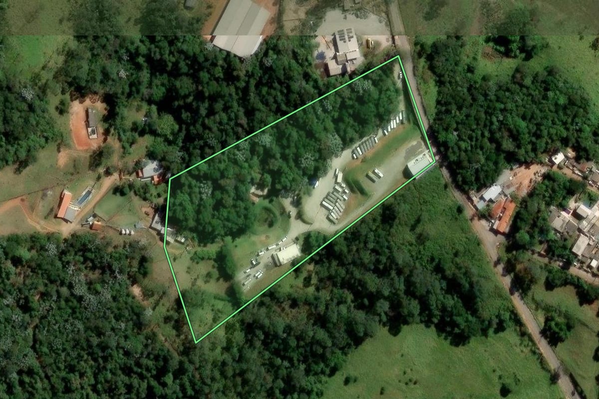 Imagem de satélite do imóvel rural em Arujá (SP), com o contorno declarado no CAR desenhado por cima.