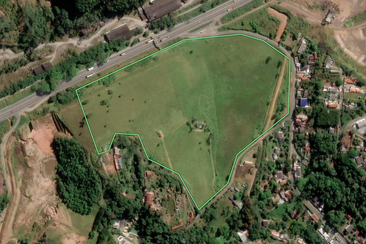 Imagem de satélite do imóvel rural em Arujá (SP), com o contorno declarado no CAR desenhado por cima.