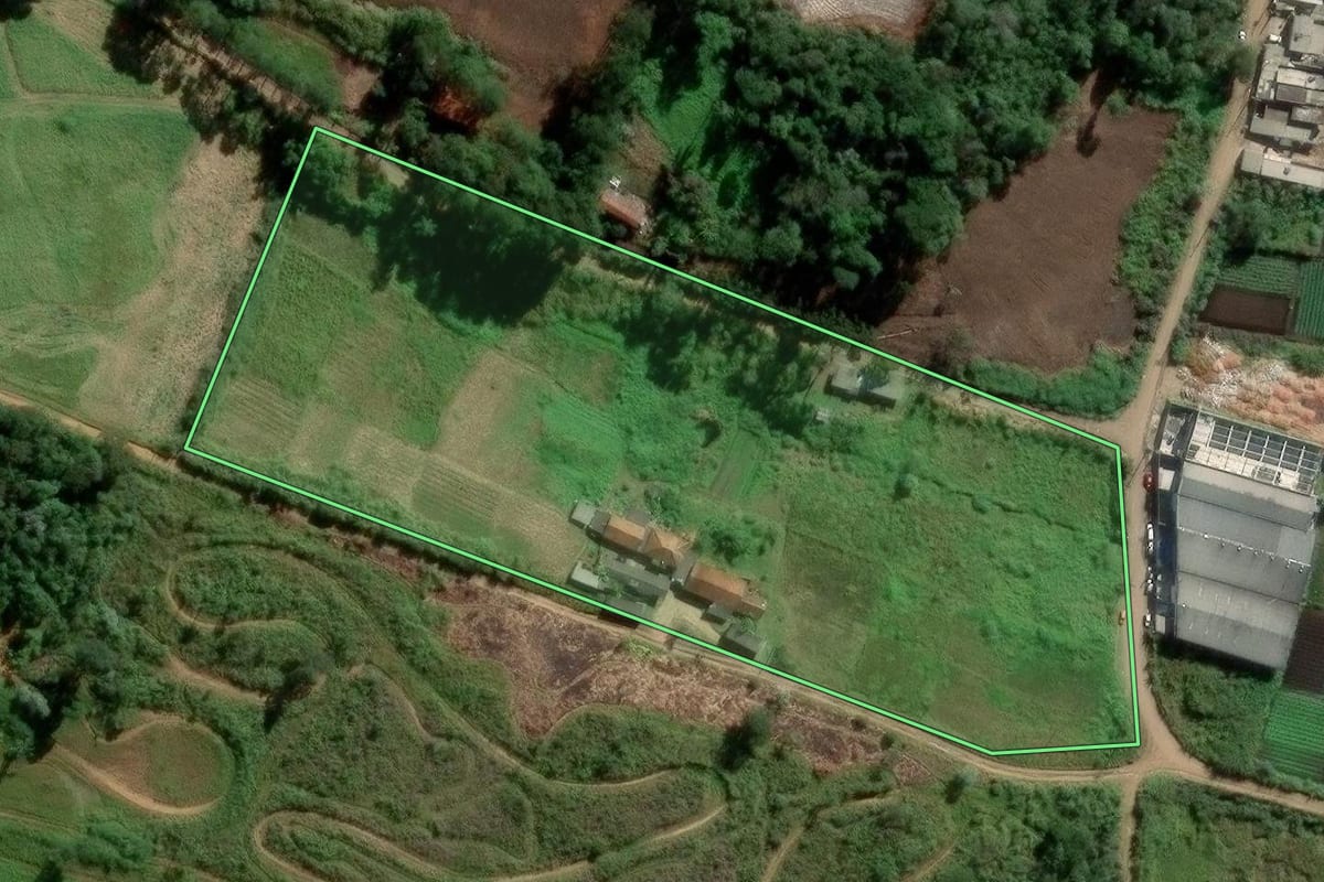 Imagem de satélite do imóvel rural em Arujá (SP), com o contorno declarado no CAR desenhado por cima.