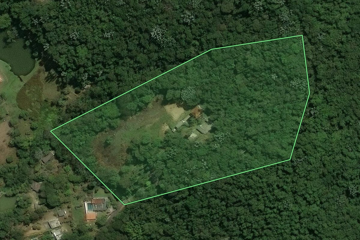 Imagem de satélite do imóvel rural em Arujá (SP), com o contorno declarado no CAR desenhado por cima.