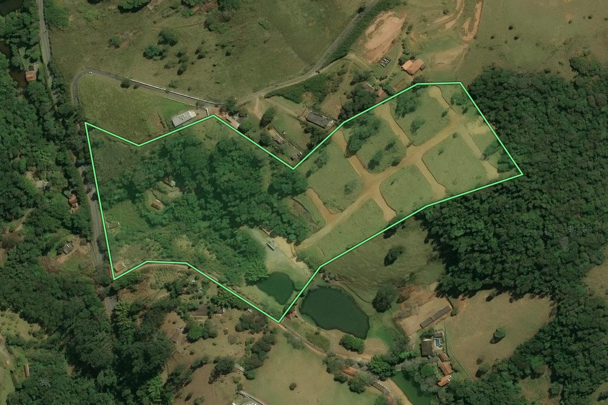 Imagem de satélite do imóvel rural em Arujá (SP), com o contorno declarado no CAR desenhado por cima.