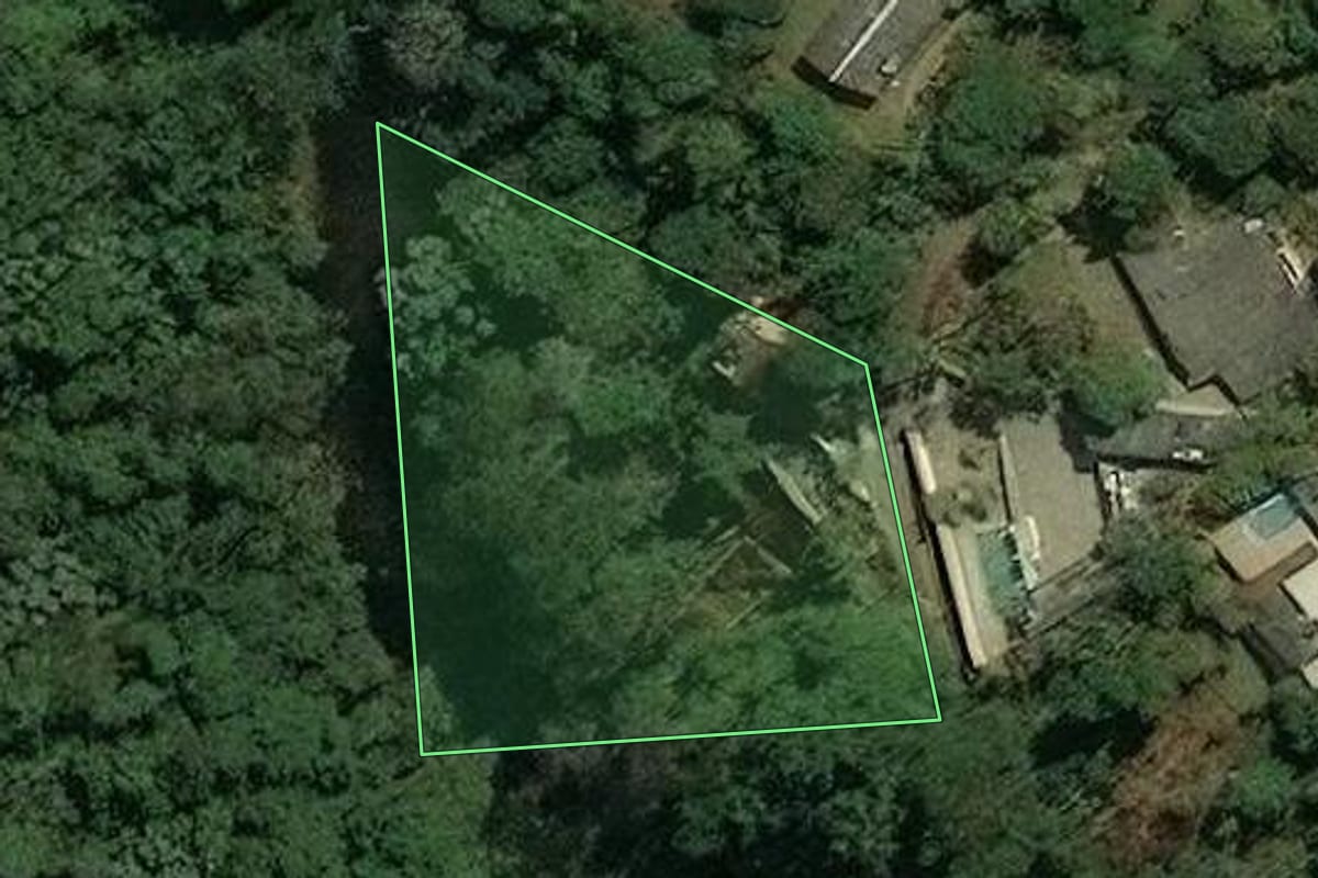 Imagem de satélite do imóvel rural em Arujá (SP), com o contorno declarado no CAR desenhado por cima.