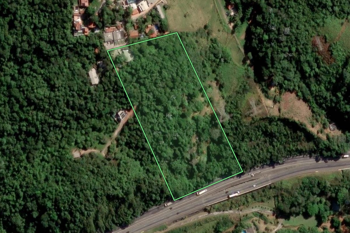 Imagem de satélite do imóvel rural em Arujá (SP), com o contorno declarado no CAR desenhado por cima.