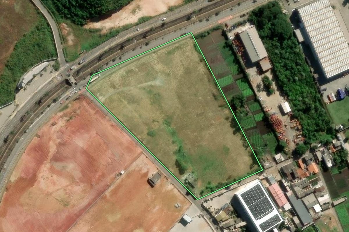 Imagem de satélite do imóvel rural em Arujá (SP), com o contorno declarado no CAR desenhado por cima.
