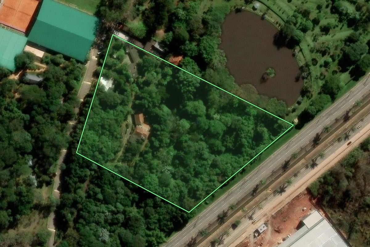 Imagem de satélite do imóvel rural em Arujá (SP), com o contorno declarado no CAR desenhado por cima.