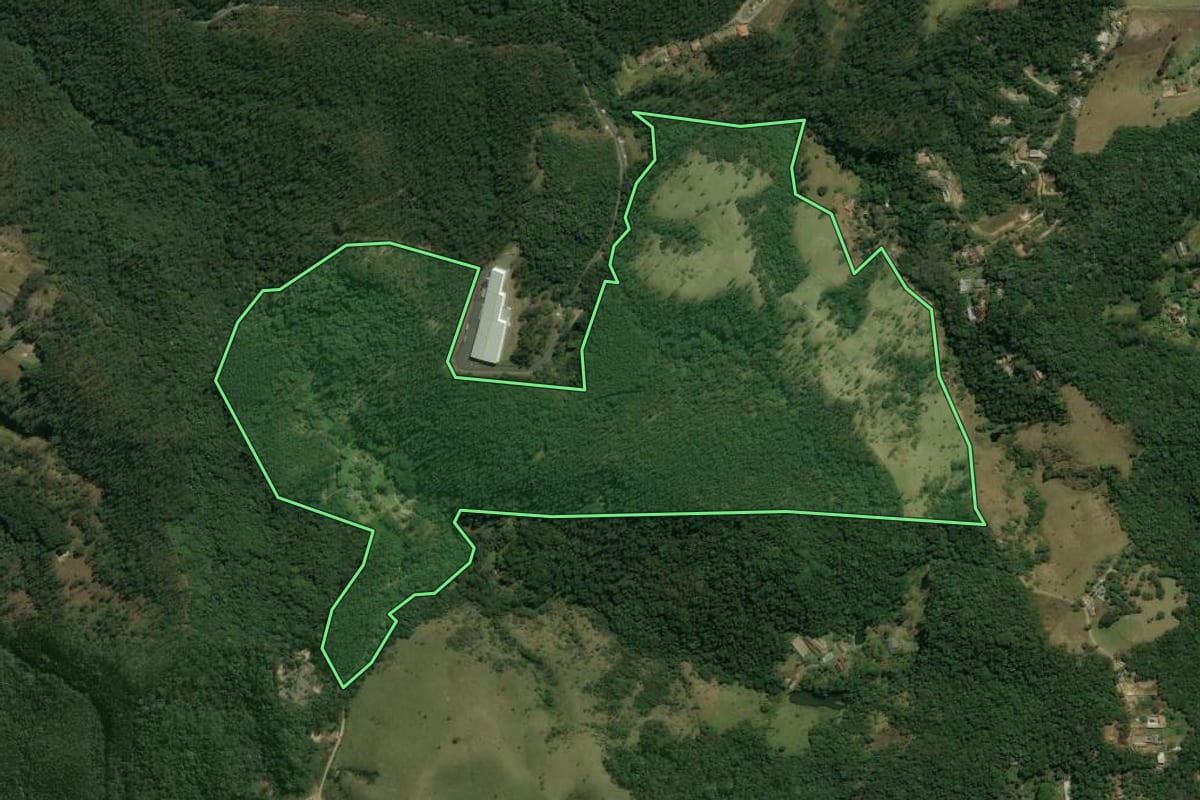 Imagem de satélite do imóvel rural em Arujá (SP), com o contorno declarado no CAR desenhado por cima.