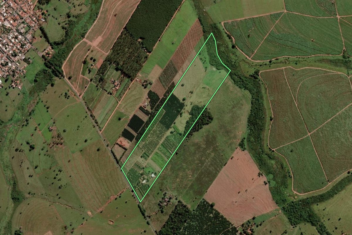 Imagem de satélite do imóvel rural em Aspásia (SP), com o contorno declarado no CAR desenhado por cima.
