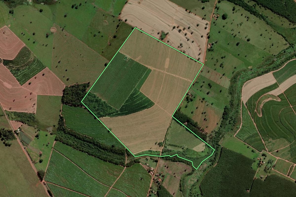 Imagem de satélite do imóvel rural em Aspásia (SP), com o contorno declarado no CAR desenhado por cima.