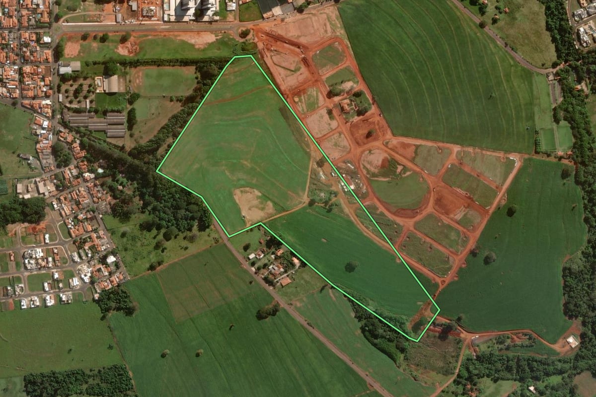 Imagem de satélite do imóvel rural em Assis (SP), com o contorno declarado no CAR desenhado por cima.