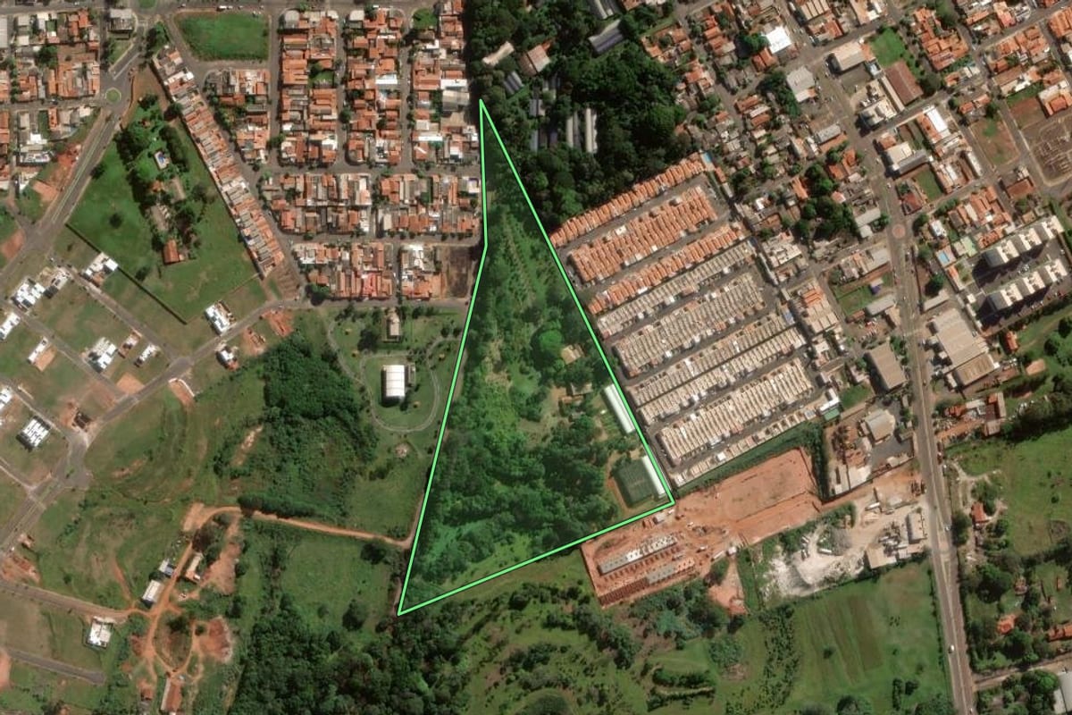 Imagem de satélite do imóvel rural em Assis (SP), com o contorno declarado no CAR desenhado por cima.
