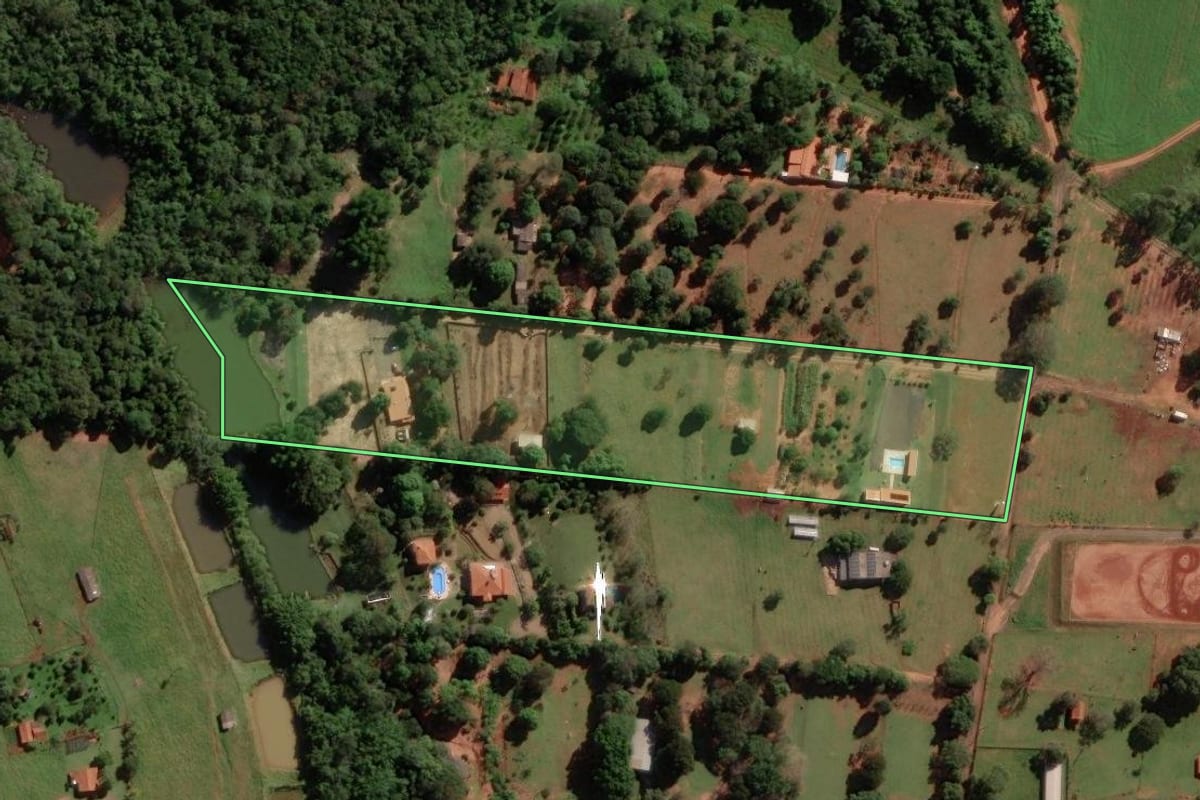 Imagem de satélite do imóvel rural em Assis (SP), com o contorno declarado no CAR desenhado por cima.
