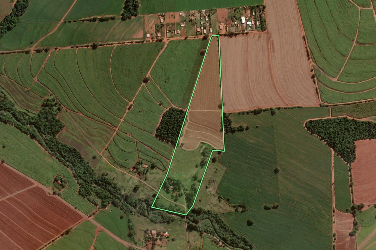 Imagem de satélite do imóvel rural em Assis (SP), com o contorno declarado no CAR desenhado por cima.