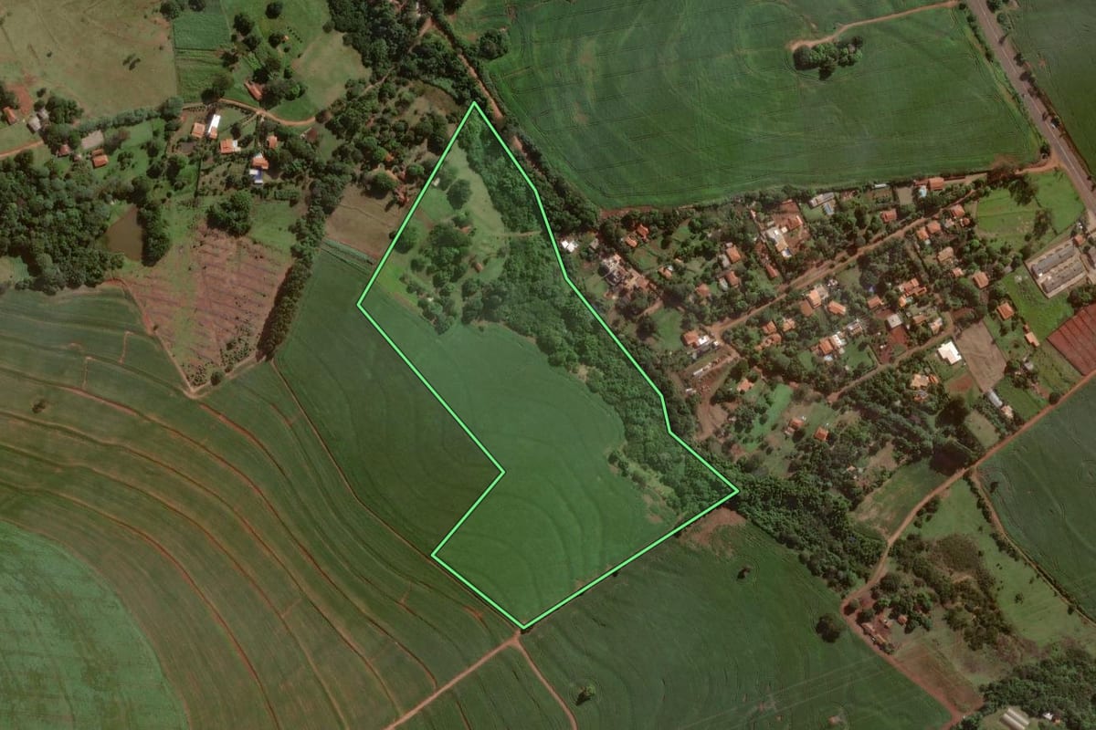 Imagem de satélite do imóvel rural em Assis (SP), com o contorno declarado no CAR desenhado por cima.